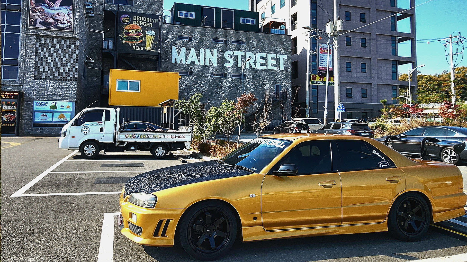 JSpec34 R34 Skyline wrapped in tinybot vinyl secret gold at Main Street Cafe